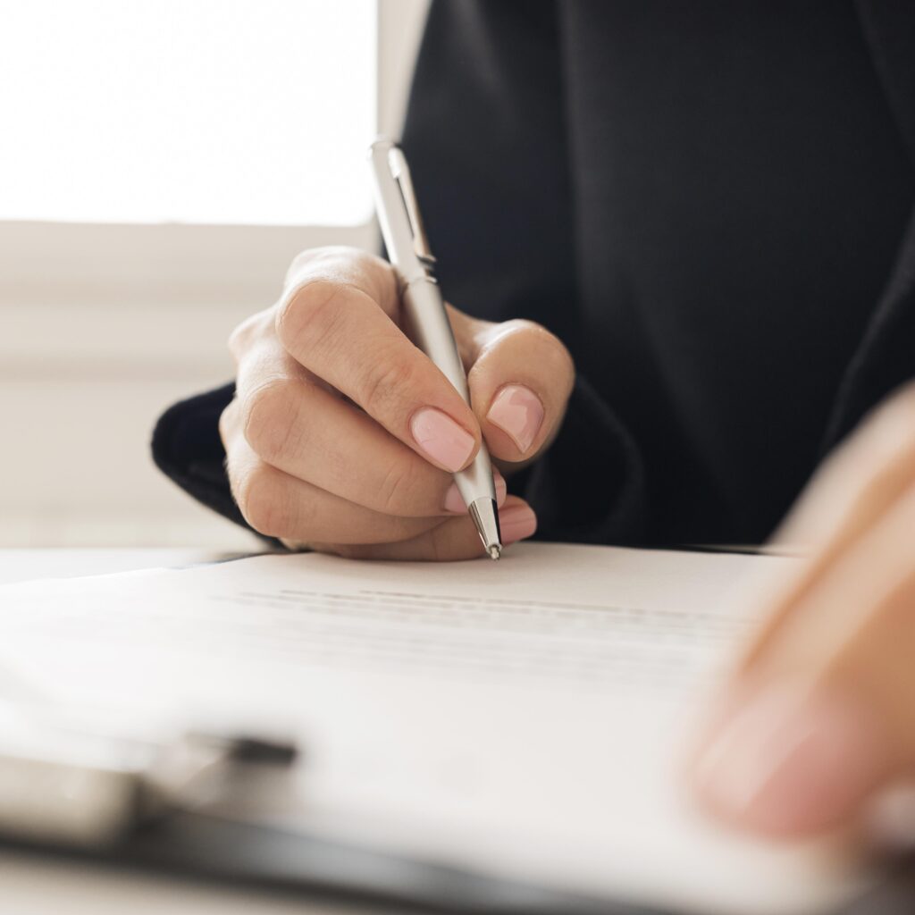 Mujer firmando documento
